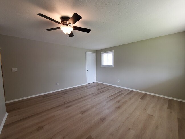Building Photo - 3760 Ardath Rd