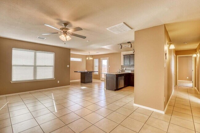 Foto del edificio - Cozy and Beautiful Home-3217 Willie Cager El Paso, Texas 79938 Lease today!