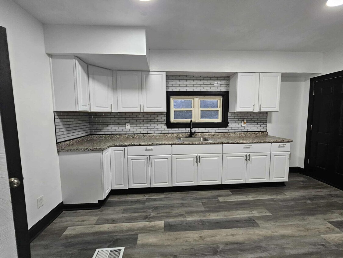 Charming 4 Bedroom 1 Bathroom Home for Rent! - Charming 4 Bedroom 1 Bathroom Home for Rent!