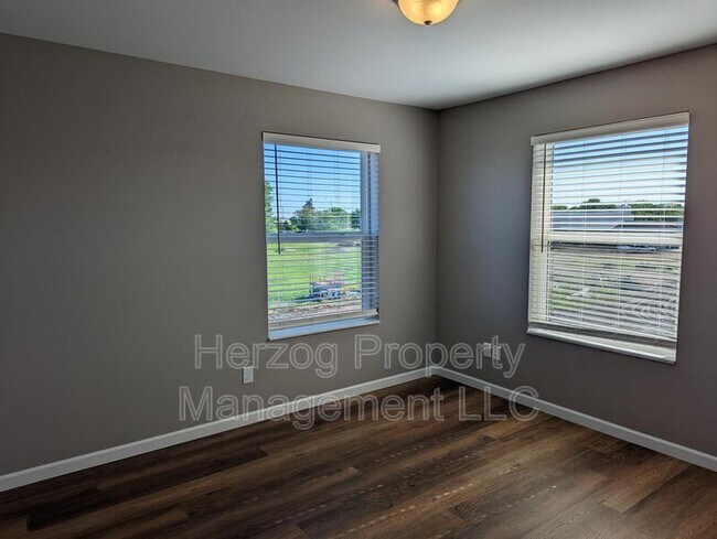 Foto del edificio - 233 Legion Field Rd