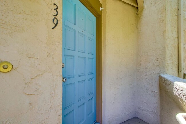 Foto del edificio - Spacious La Jolla Townhome in Desirable Wo...