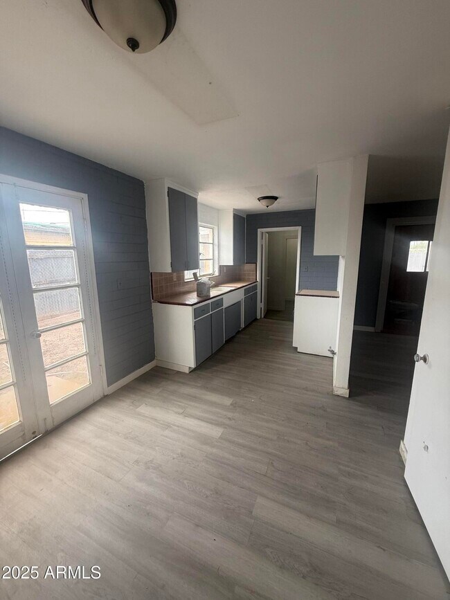 Building Photo - 204 N E St