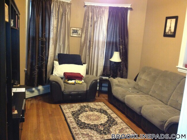 Foto del edificio - 208 Winthrop Rd