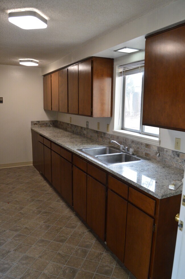 Kitchen - 20667 Antrim Dr