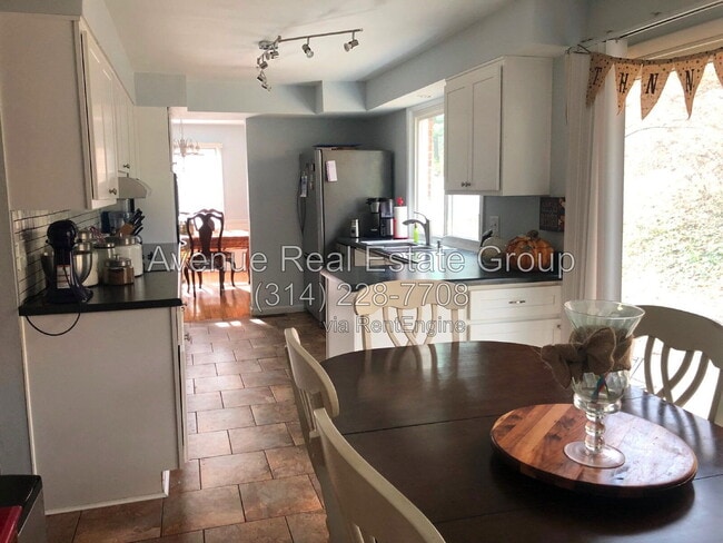 Building Photo - 733 Jares Ct