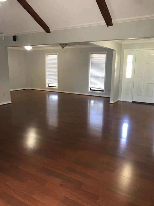 Building Photo - Beatiful 3 bed 2 bath home on West Deborah