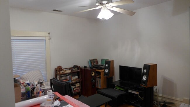 Building Photo - 136 Elgin Ave