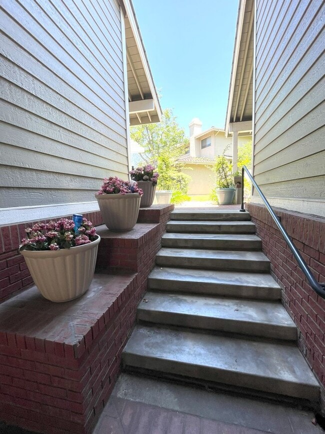 Building Photo - Updated 2 bedroom townhome in Manhattan Vi...