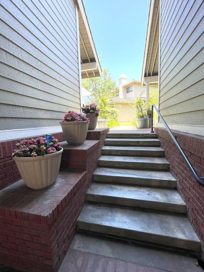 Foto del edificio - Updated 2 bedroom townhome in Manhattan Vi...