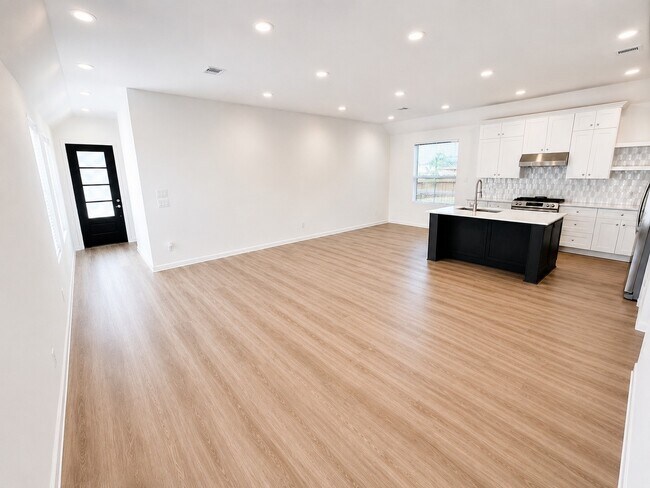 Building Photo - 15520 Maple