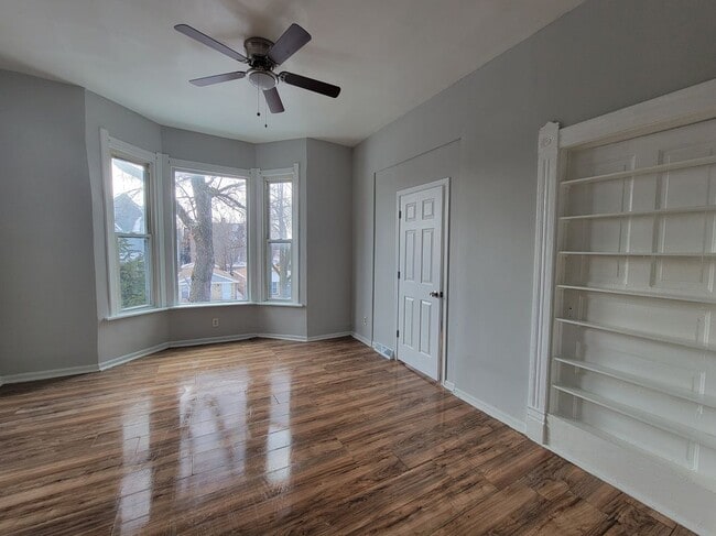 Building Photo - 1302 E 72nd St