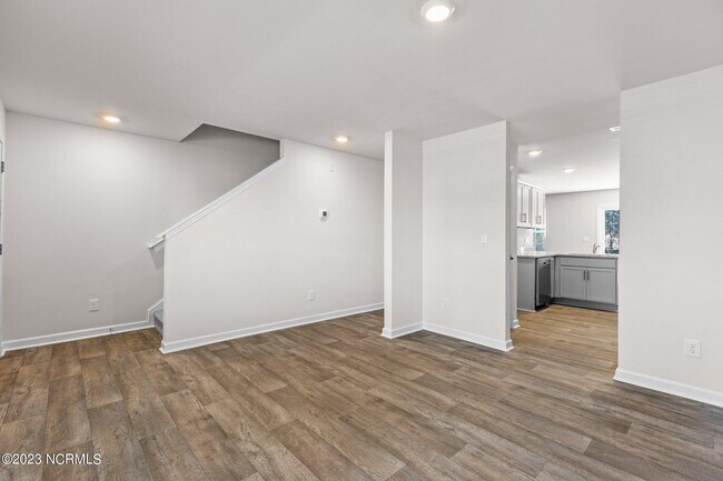 Building Photo - 920 Riverstone Dr