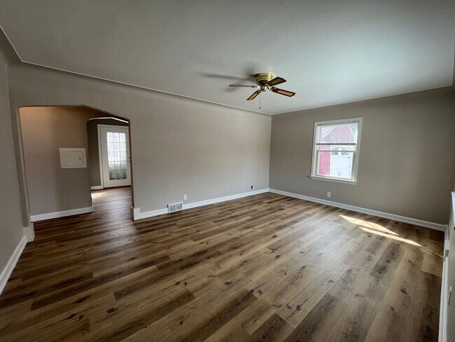 Foto del edificio - Spacious 2 Bedroom, 1 Bath Home with Garag...