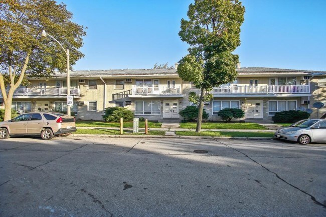 Building Photo - 2600 W Glendale Ave