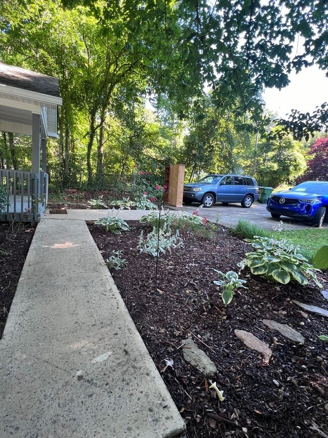 Building Photo - Lovely 3 bedroom/2 bathroom, Convenient Ro...