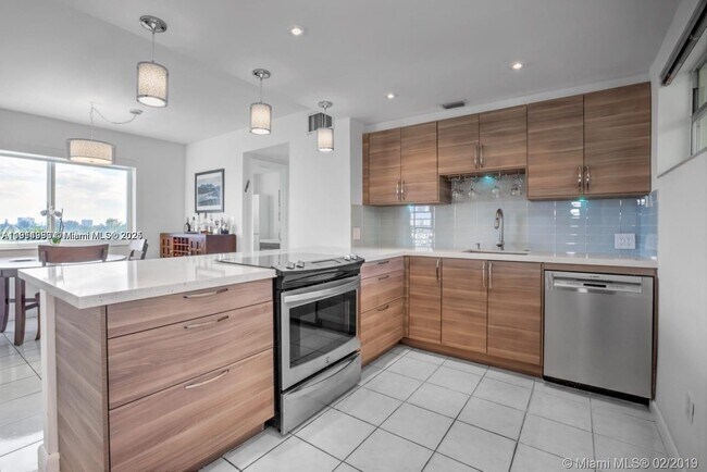 Foto del edificio - 8001 Crespi Blvd