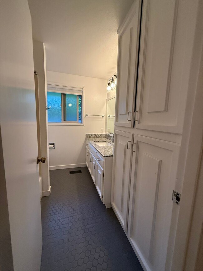 Building Photo - Pet Friendly Home with Pool Access!
