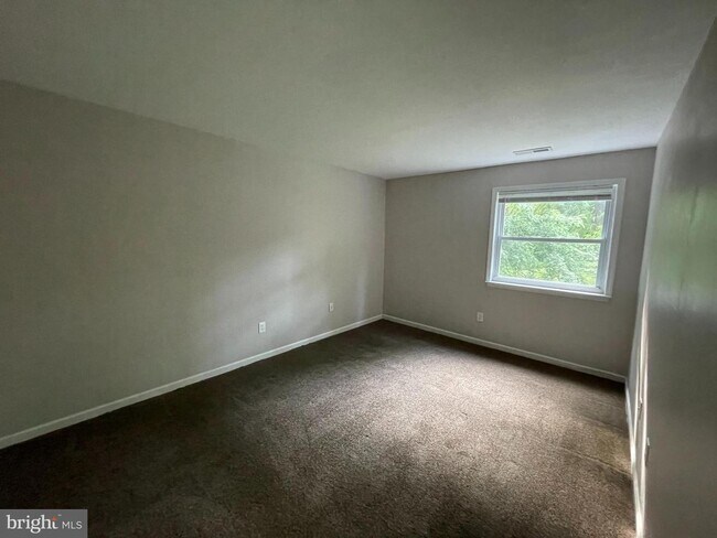 Foto del edificio - 9499 Woodbridge Rd