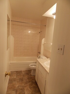 Building Photo - 5835 Maplewood Dr