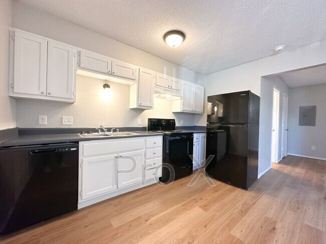 Foto del edificio - 1037 Happy Hollow Rd