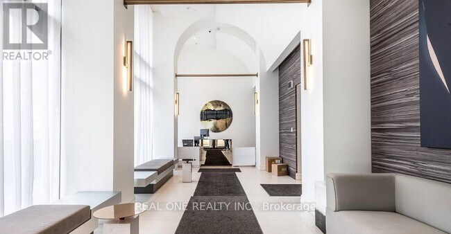 Building Photo - 39 Roehampton Ave