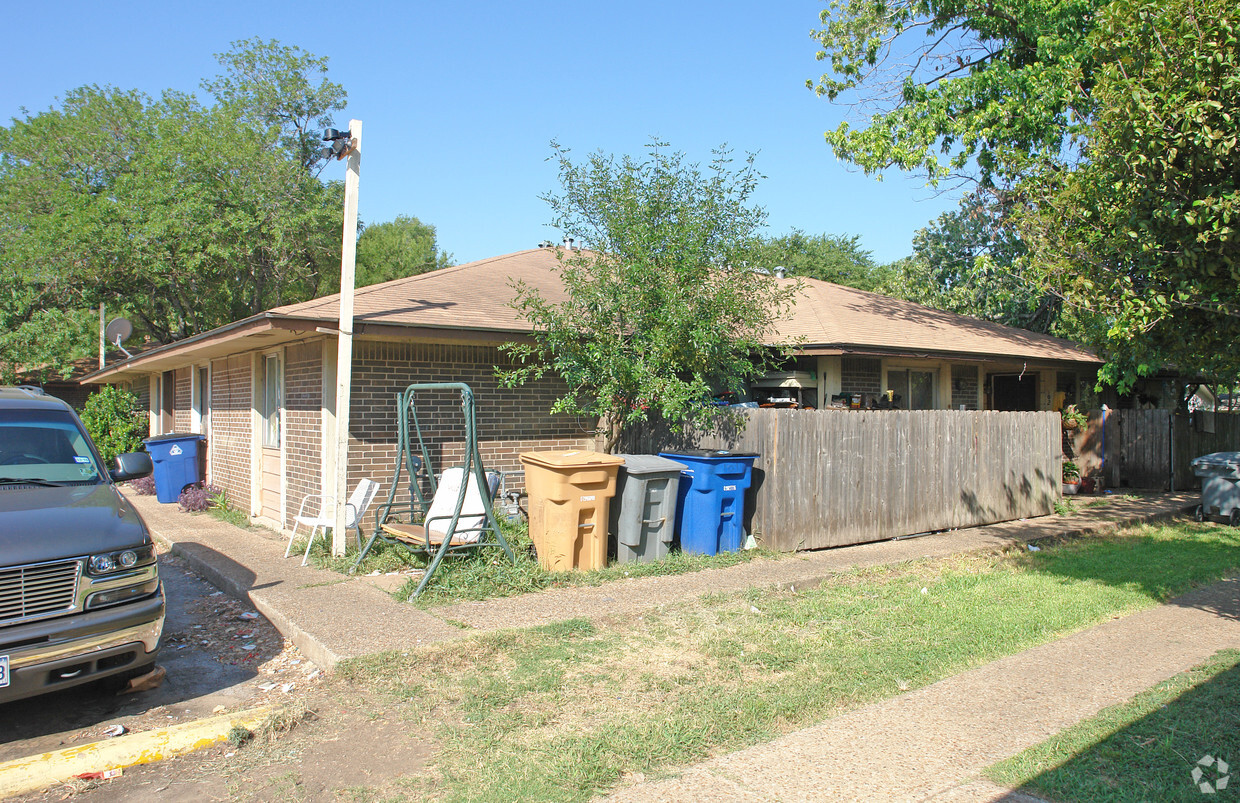 Building Photo - Walnut Village Fourplexes