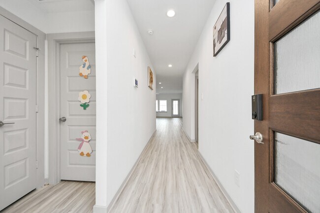 Foto del edificio - 7007 Fleetwood Crescent Wy