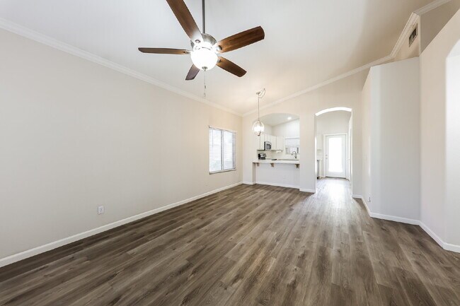 Foto del edificio - 2723 S 156th Dr