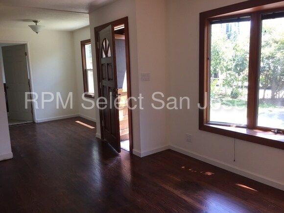 Foto del edificio - 460 Sleeper Ave