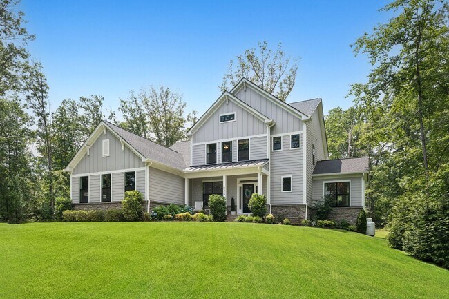 Foto del edificio - Impressive 6 Bed 4.5 Bath Single-Family Ho...