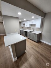 Building Photo - 5265 Vineland Rd