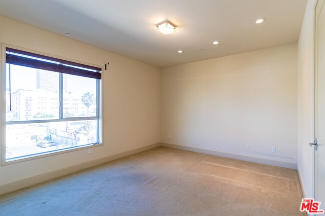 Building Photo - 848 Irolo St