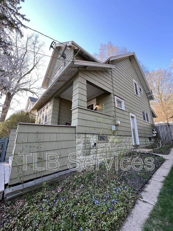 Building Photo - 519 School St