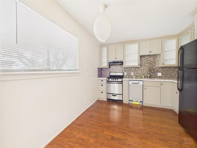 Building Photo - 803 W 28th St