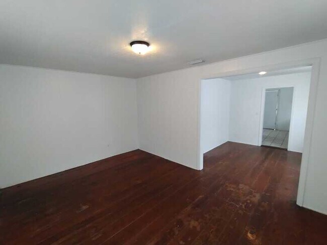 Foto del edificio - 5562 Lyle Ln