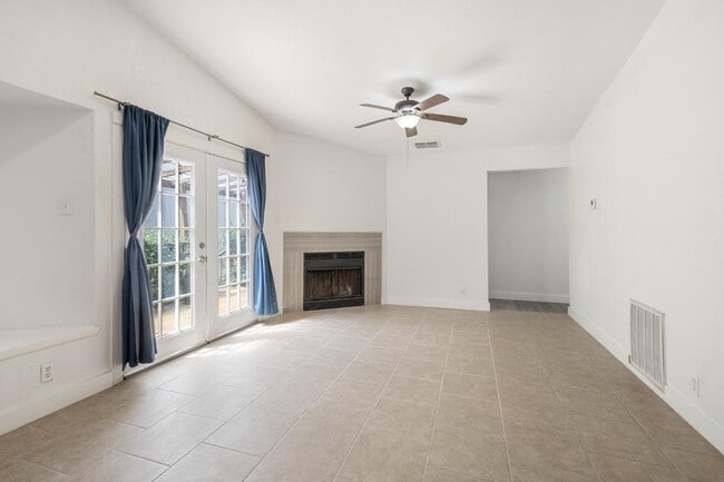 Building Photo - 4003 Sunrise Creek Dr