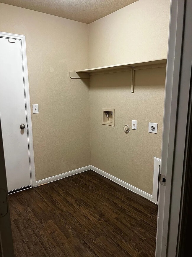 Foto del edificio - Room in House on Riparian Rd