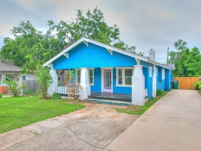 Building Photo - 3 Bed 1 Bath House Includes Pool Care!