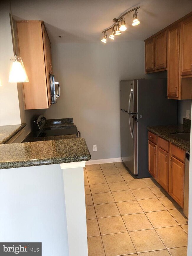 Foto del edificio - 3175 Summit Square Dr