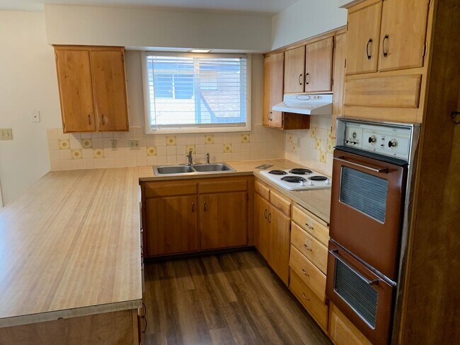 Building Photo - Spacious 6 Bedroom House - Blocks from Cam...