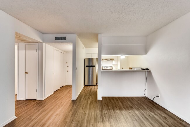 Foto del edificio - Updated Oak Lawn Condominium - Must See!!!