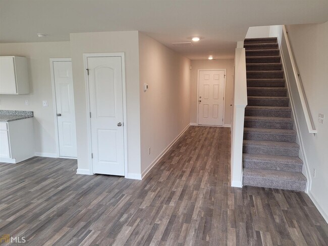 Building Photo - 106 Whitespruce Ct