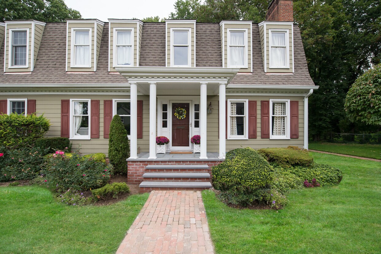 19 Duke of Gloucester, Manhasset, NY 11030 Townhome Rentals in