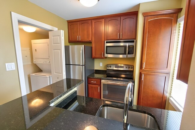 Building Photo - Country Club Manor