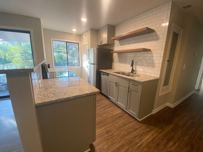 Kitchen - 306 Alexander St SE
