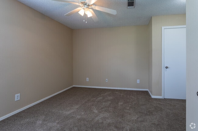 2BR, 2BA - 960 SF - Quail Run Apartments