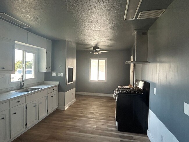 Building Photo - Spacious 4 bedroom
