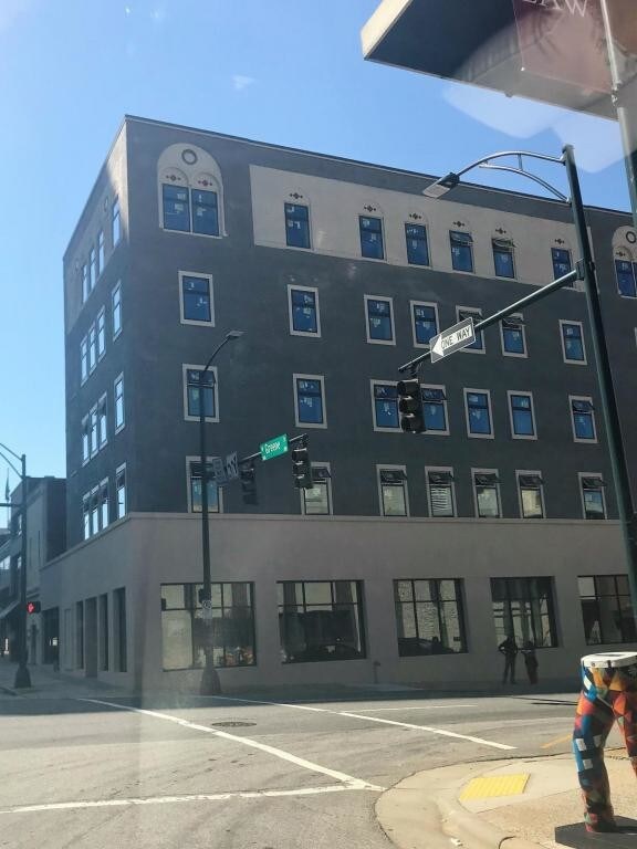 Foto del edificio - 127 N. Greene Street Unit 305