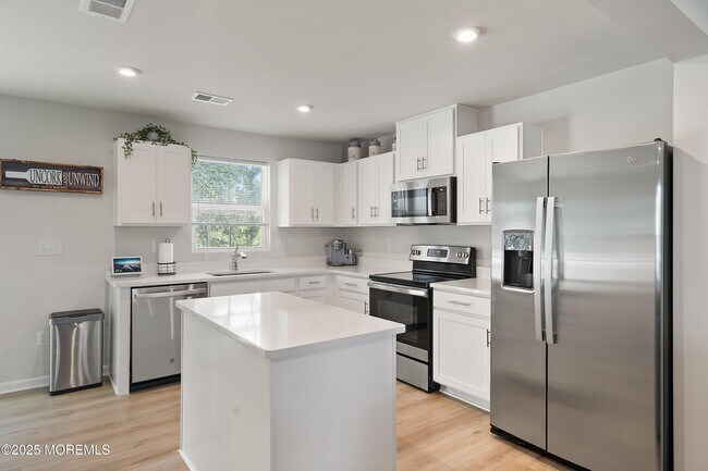 Building Photo - 305 Cyprus Ct