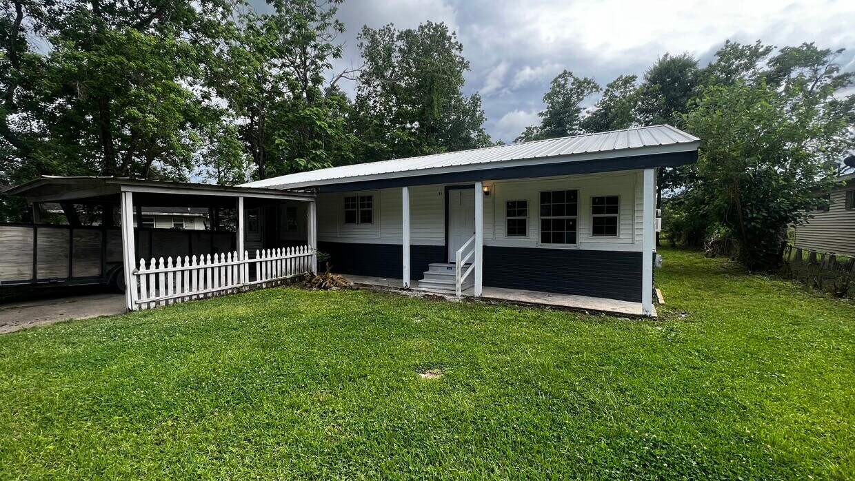 Front View - 104 W Evergreen St
